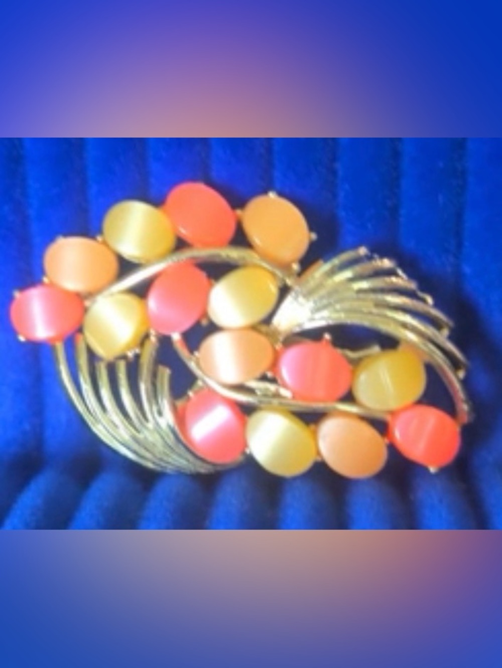 Vintage Mid-Century Brooch Thermoset in Coral Peach Yellow, Goldtone setting - Picture 2 of 8
